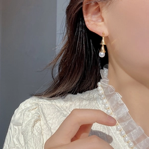 Élégantes boucles d'oreilles et collier en argent S925 et perles sur chemise à volants