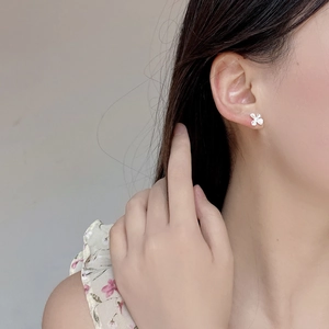 Élégantes boucles d'oreilles fleur de gardénia en argent S925 portées par un mannequin