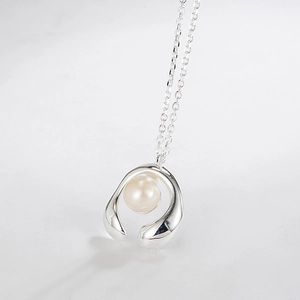 Collana minimalista in argento S925 con pendente a U e una perla d'acqua dolce bianca