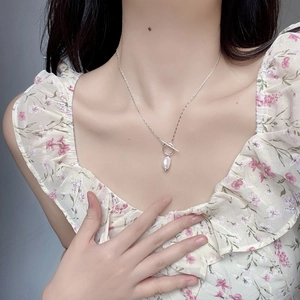 Close-up of S925 silver necklace with baroque pearl and toggle clasp on model