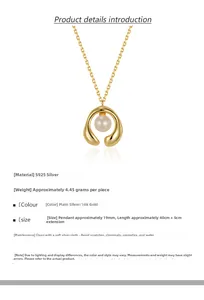 Dettaglio della collana in argento S925 oro 18k con un pendente con perla d'acqua dolce