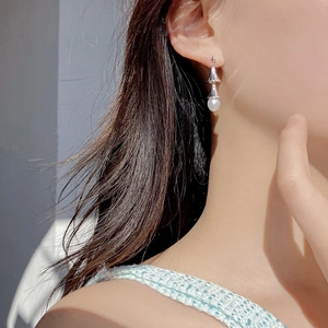 Boucles d'oreilles pendantes en argent S925 avec design double cloche et perles blanches