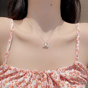 Collana in argento S925 con pendente a ferro di cavallo e perla d'acqua dolce su modella