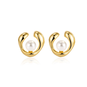 Elegant S925 silver earrings with natural freshwater pearls and irregular gold finish