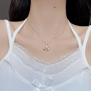 Elegante collana d'oro con ciondolo a ferro di cavallo e perla d'acqua dolce su catena