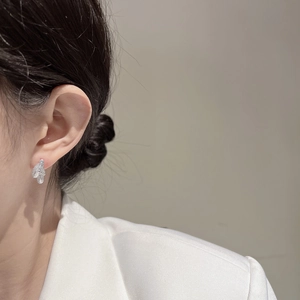 Abstrakte silberne Wellenohrringe mit Herzstruktur für einen minimalistischen Look