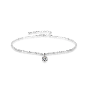 Chaîne de cheville étincelante en argent 925 avec zircon brillant sur fond blanc pur