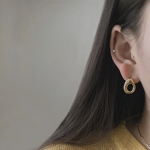 Minimalist gold teardrop hollow earrings in 925 sterling silver worn by a model