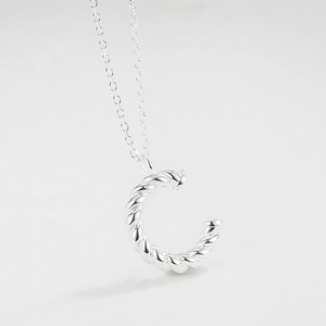 Collier en argent sterling 925 avec pendentif lettre C et texture torsadée élégante