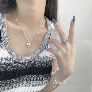 Parure collier cœur en argent 925 et bague ondulée avec pull à rayures élégant