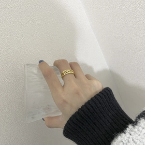Minimalist S925 sterling silver chain link ring in gold finish for modern styling