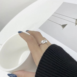 Bague nœud minimaliste en argent sterling S925 portée au doigt, scène de style de vie