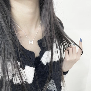 Minimalistische S925 Sterlingsilber Halskette mit H-Anhänger an einem weiblichen Model