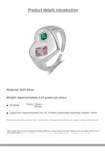 Détail d'une bague coeur en argent S925 avec étoile verte et pierres roses rectangles