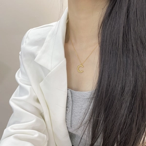 Collier en argent 925 avec pendentif lettre C torsadé et finition dorée