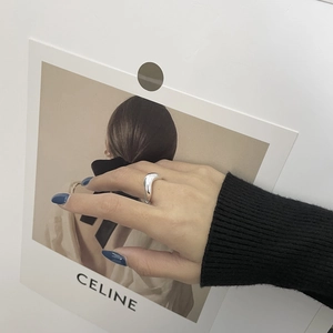 Detailansicht eines unregelmäßigen Wellenrings aus S925 Sterlingsilber am Finger