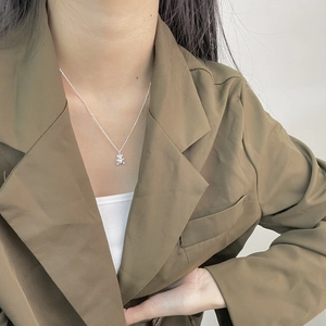 Collana con ciondolo a forma di orsetto in argento sterling S925 su una modella