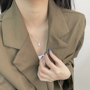 Dettaglio della collana con ciondolo a orso 3D in argento S925 su modella con catena