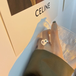 Bague cœur minimaliste en argent 925 sertie de zircons roses et verts sur le doigt
