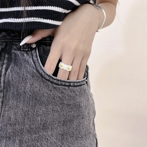 Close-up of S925 sterling silver daisy ring with yellow floral centers on a hand