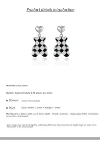 Détail de boucles d'oreilles ours en argent S925 avec émail en damier noir et blanc