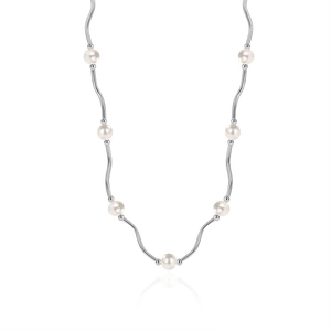 Collier en argent S925 avec barre ondulée et perles d'eau douce sur fond blanc épuré