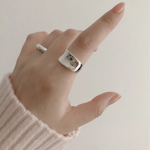 Minimalist S925 sterling silver chunky ring set with polished mirror finish on model