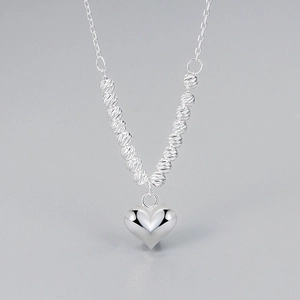 Collier en argent 925 avec pendentif en forme de cœur et perles à facettes brillantes