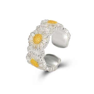 Adjustable S925 sterling silver daisy ring with white petals and yellow centers