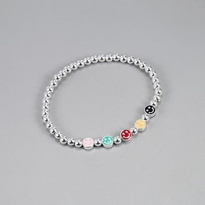 Bracelet en argent sterling 925 perlé avec cinq breloques souriantes en émail coloré