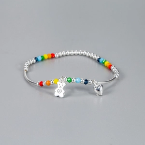Bracelet perlé arc-en-ciel en argent s925 avec breloques ours et cœur sur fond gris