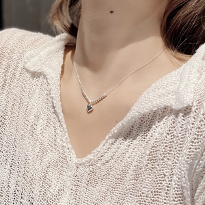 Collier avec pendentif cœur en argent 925 sur mannequin portant un haut en maille