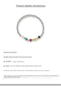 Détail d'un bracelet en perles d'argent 925 avec des breloques smiley en émail coloré