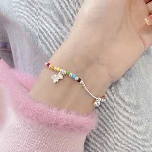 Gros plan du bracelet en argent fin S925 avec pendentif ours et petite clochette ronde