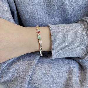 Détails du bracelet perlé en argent avec breloques smiley jaunes rouges vertes et roses
