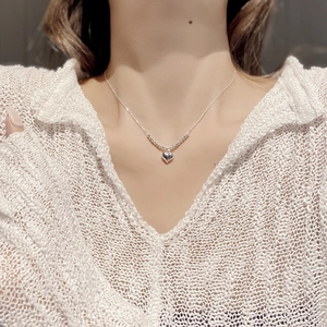 Collier en argent sterling 925 avec pendentif coeur et chaîne perlée sur un modèle