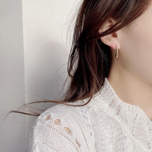 Minimalist S925 sterling silver water drop earrings in gold finish on female model