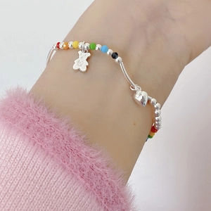 Détail du bracelet en perles d'argent s925 avec charms colorés et pendentif ours