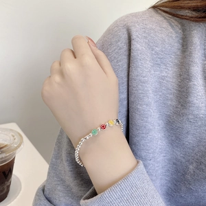 Détail d'un bracelet en argent sterling 925 avec perles smiley en émail coloré