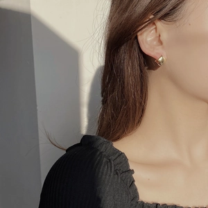 Minimalist geometric S925 silver square earrings in gold finish worn by a model