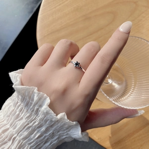 Minimalist S925 sterling silver four-leaf clover ring with black flower on finger