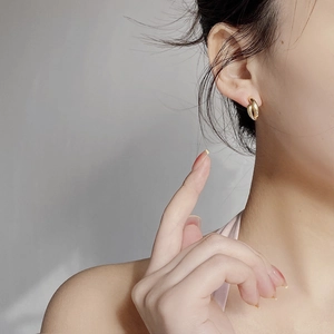 Orecchini a cerchio minimalisti in argento 925 con design geometrico dorato intrecciato