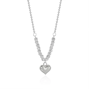 Collier en argent sterling 925 avec pendentif cœur et perles facettées sur fond blanc