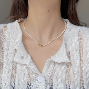 Détail du collier en argent S925 avec perles naturelles blanches et perles dorées