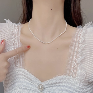 Détail du collier en argent sterling S925 avec perles d'eau douce sur la clavicule féminine