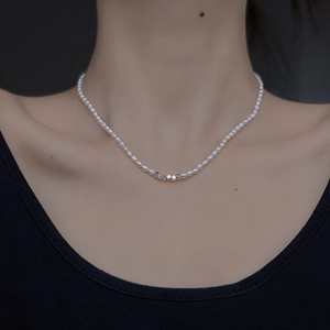 Détail du collier de perles d'eau douce avec perles géométriques en argent sur modèle