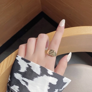 Anello con sigillo geometrico dorato minimalista con texture diagonali