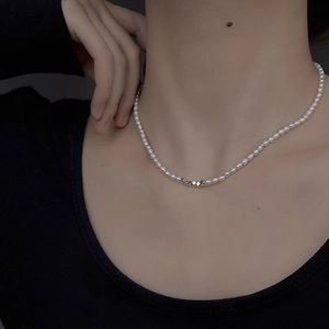 Gros plan d'un collier de perles d'eau douce baroques en argent S925 sur modèle