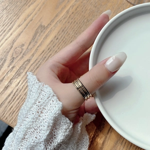 S925 Sterling Silber Mehrschichtiger Goldring mit minimalistischem strukturiertem Design