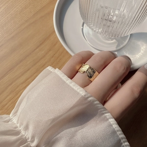 925 silver V-shaped gold ring with lava texture worn by model in elegant setting